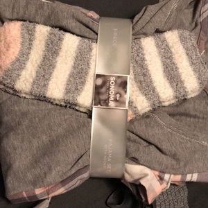 🆕 2 piece ladies pajama set w/socks